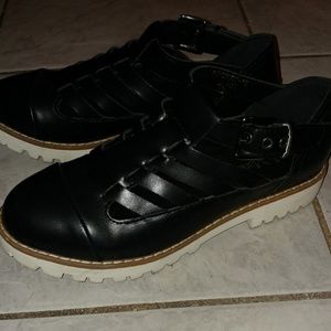 Leather sandals shoes